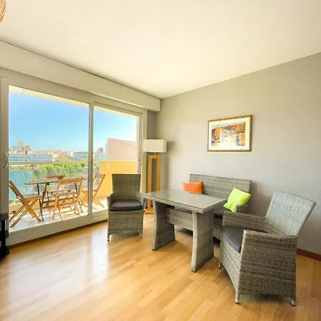 Apartment Nice Bright Apartment With Balcony Saint-Raphael (Var)